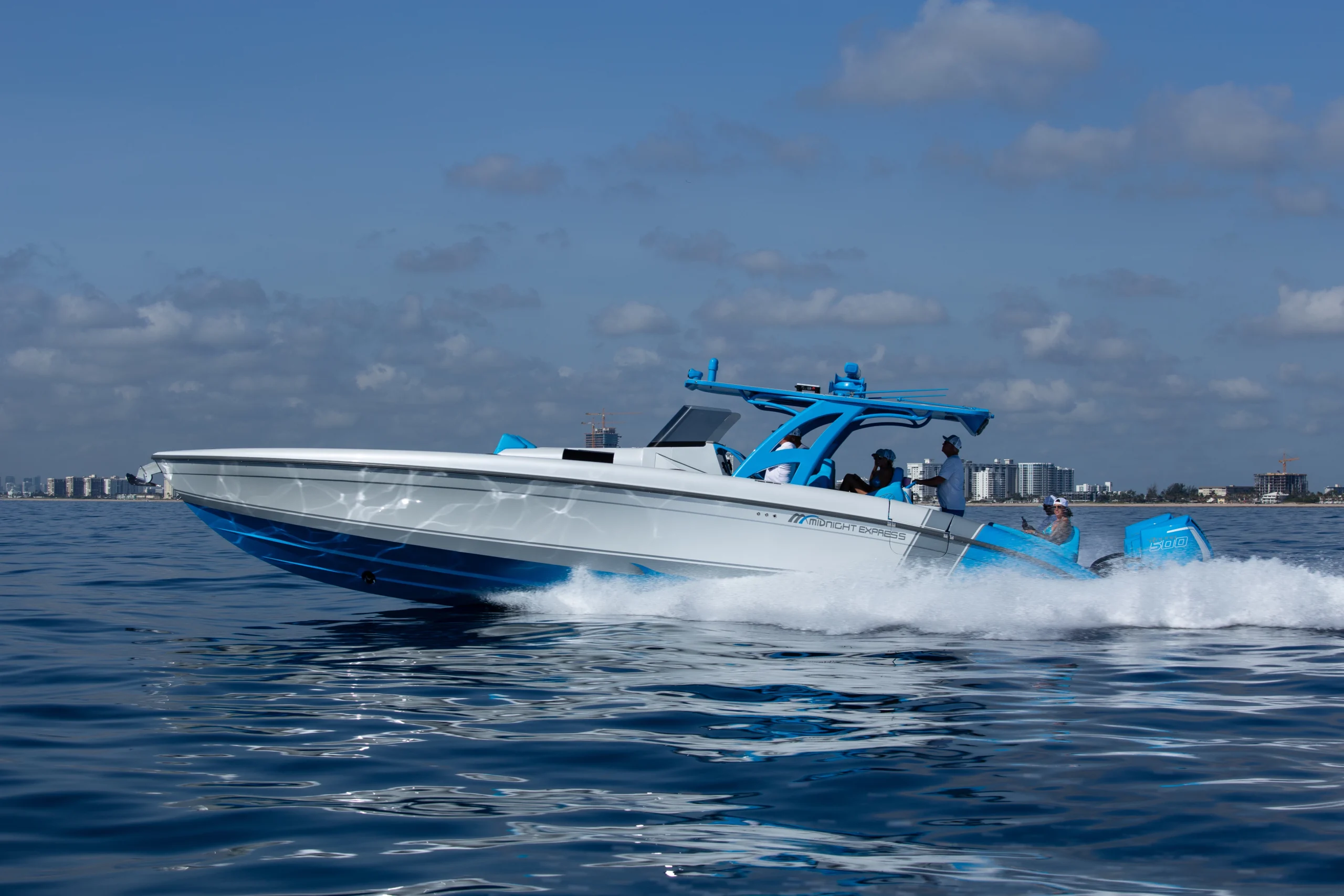 Midnight Express 43 on the way to Bimini